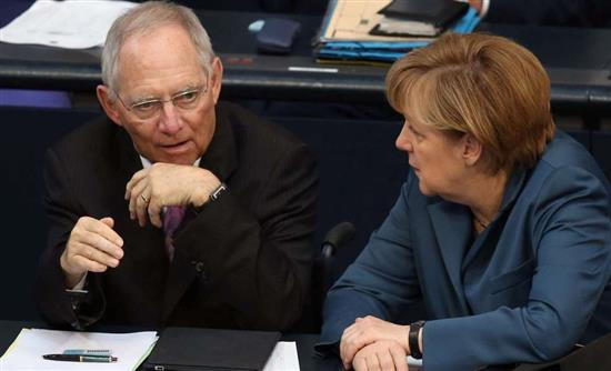 Der Spiegel: H Merkel απέσυρε το σχέδιο Σόιμπλε για Grexit για να μην τα «χαλάσει» με τον Ολάντ